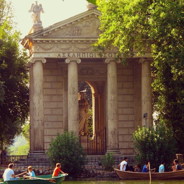 W Villa Borghese bób chrupać można, odpoczywając na małej łódeczce.