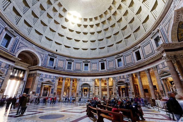 Wnętrze Panteonu. Fot. Michael Vadon/Flickr.