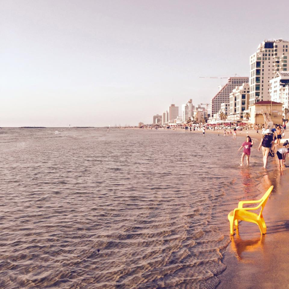 Charakterystyczne żółte fotele na telawiwskiej plaży często godzinami stoją w wodzie. Fot. Julia Wollner