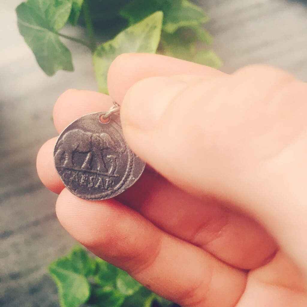 Reprodukcja rzymskiej monety z czasów Juliusza Cezara. Fot. Julia Wollner