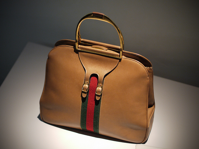 Charakterystyczne barwy na torbie marki Gucci. Fot. Mathieu Lebreton/Flickr CC BY 2.0