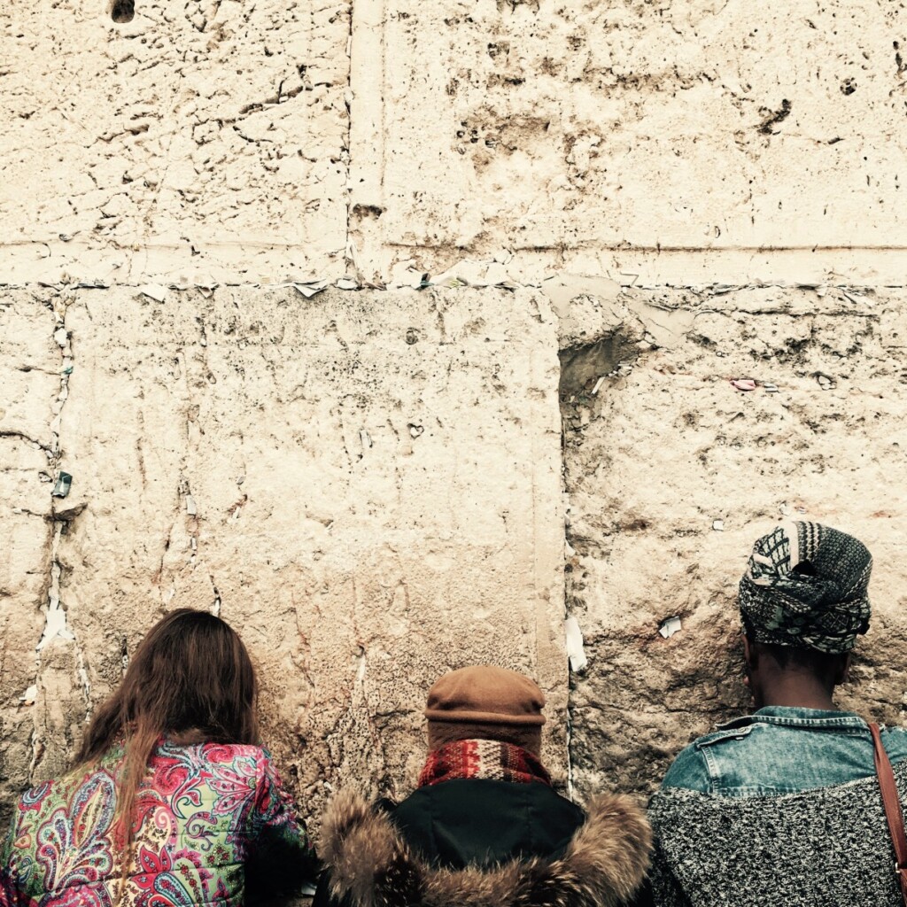 Kobiety modlące się pod Ścianą Płaczu