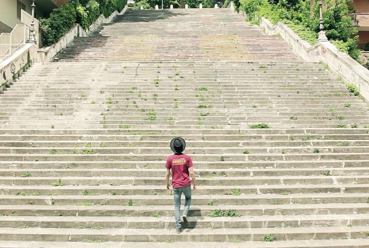 Fotografia reklamująca przegląd filmów Sergia Leone zorganizowany na słynnych schodach w rodzinnej dzielnicy obu artystów