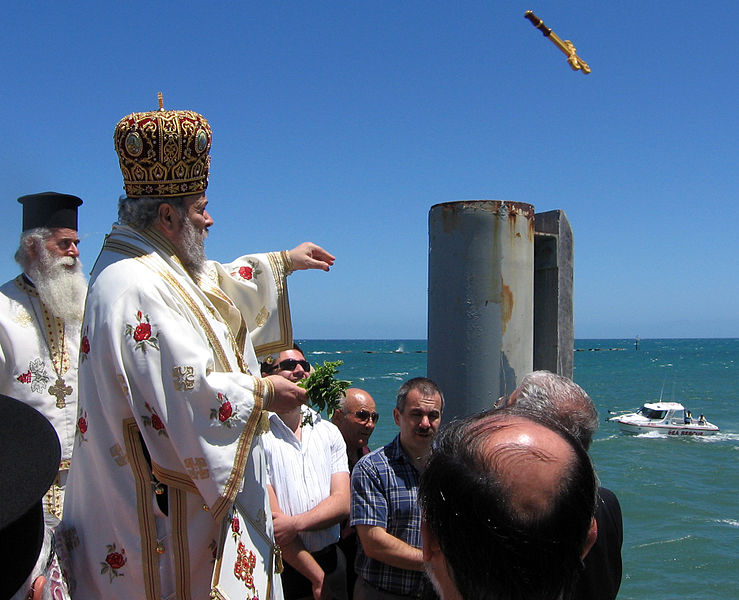 Szóstego stycznia kapłan wrzuca krzyż do wody. Fot. Jim Maggas / Wikimedia Commons, CC BY 3.0