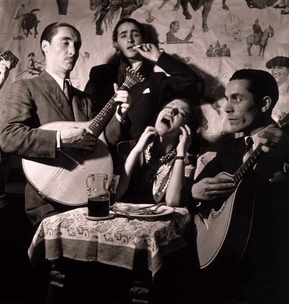 Słowo <em>fado</em> oznacza los, przeznaczenie. Nastrojowe portugalskie pieśni pełne są intesywnych emocji. Śpiewa je zwykle jeden wokalista przy akompaniamencie dwóch gitar. Słowa często opowiadają o życiu codziennym, traktując o przyziemnych tematach i nadając im poetyckiego wymiaru. Na zdjęciu: muzycy fado w portugalskim lokalu w latach '40 XX wieku. 
