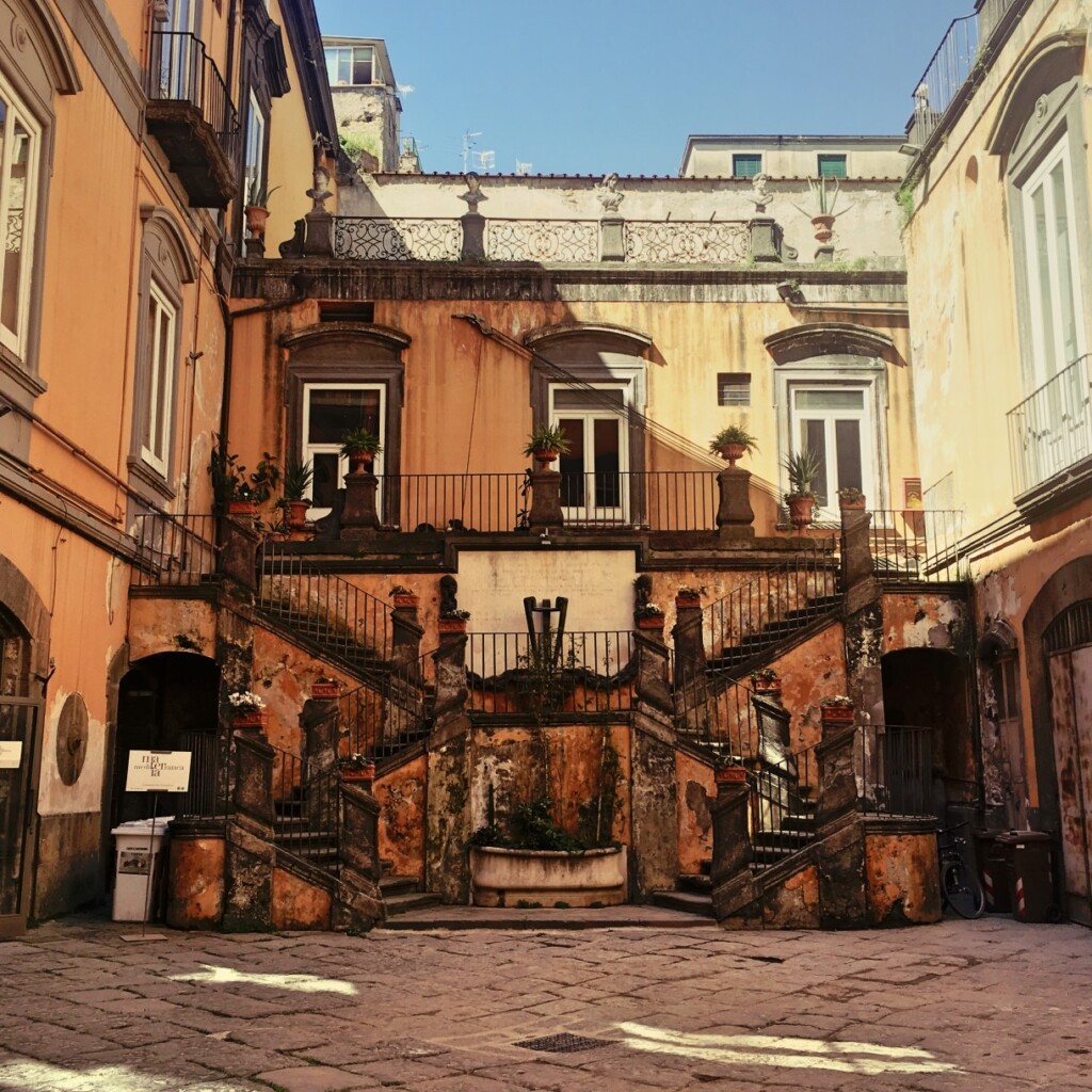 Piękne neapolitańskie podwórko kryje ciekawą niespodziankę