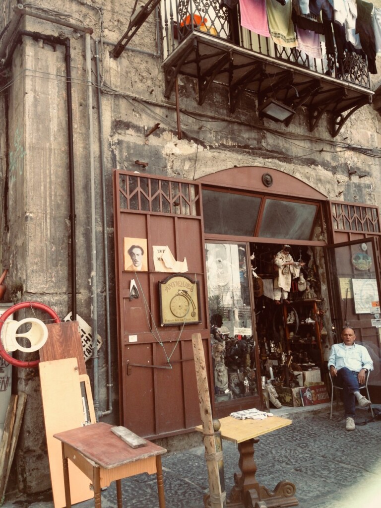 Neapolitańskie sklepy, szczególnie te na starówce, mogą wydać się zaczarowane