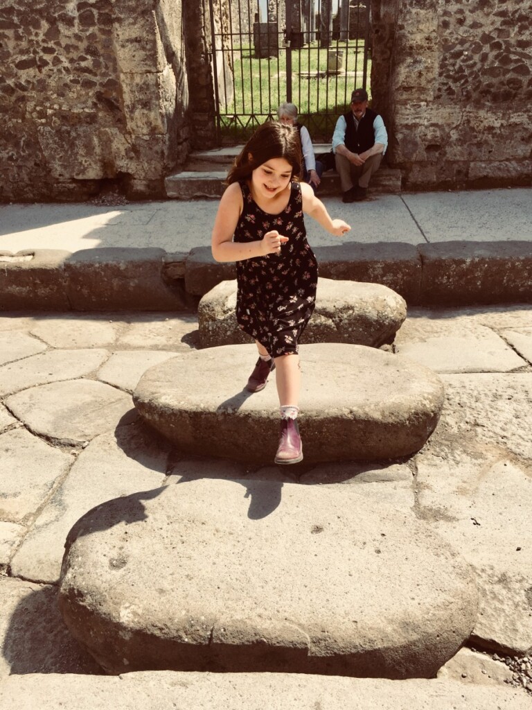 siedmioletnia Tullia szaleje w Pompejach