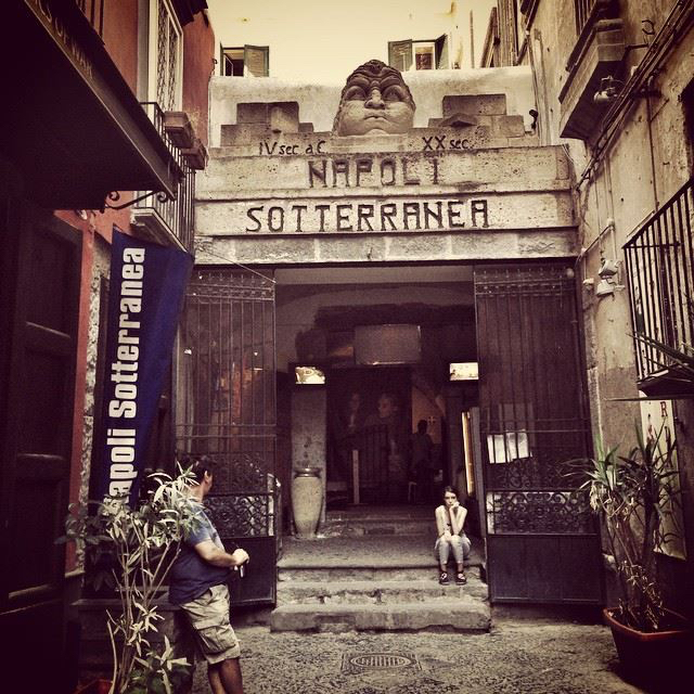 Wejście do miasta pod miastem – Napoli Sotterranea