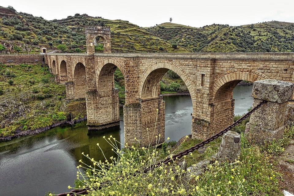 Nazwa hiszpańskiego miasta Alcántara (region Estremadura) pochodzi od arabskiego słowa  القنطرة al-kantara, oznaczającego most.