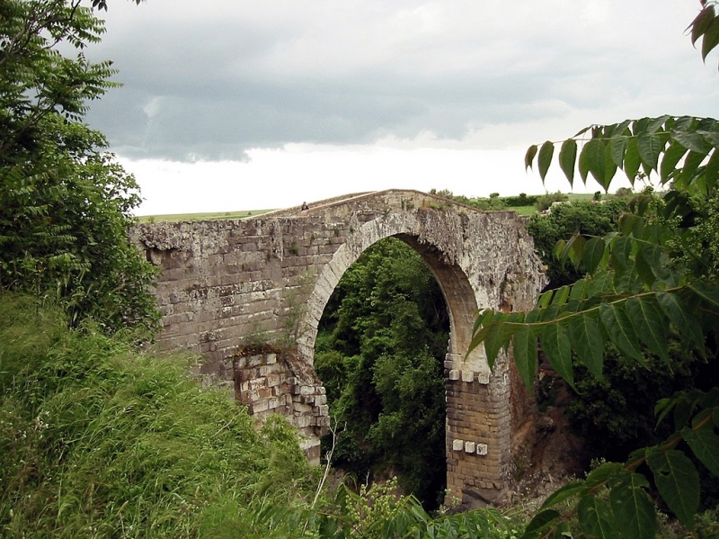 Umiejętność wznoszenia mostów przekazali Rzymianom, w ramach kulturowego dziedzictwa, inni wielcy budowniczowie i inżynierowie antyku, Etruskowie. Budowali je z kamienia, scalali za pomocą cementu i żelaznych sztab, a powierzchnię wykładali kamiennymi blokami. Mosty te z reguły miały od 3 do 20 metrów szerokości, a ich boki zabezpieczano kamienną balustradą. Co ciekawe, większość mostów posiadała wytyczoną część dla ruchu kołowego (iter) oraz chodniki dla pieszych (decursoria). Na zdjęciu: most etruski w Vulci
