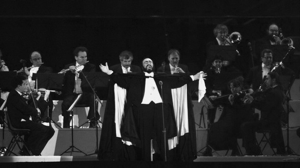 Pavarotti ze swoją ulubioną białą chusteczką na otwarciu olimpiady w Turynie w 2006 roku
