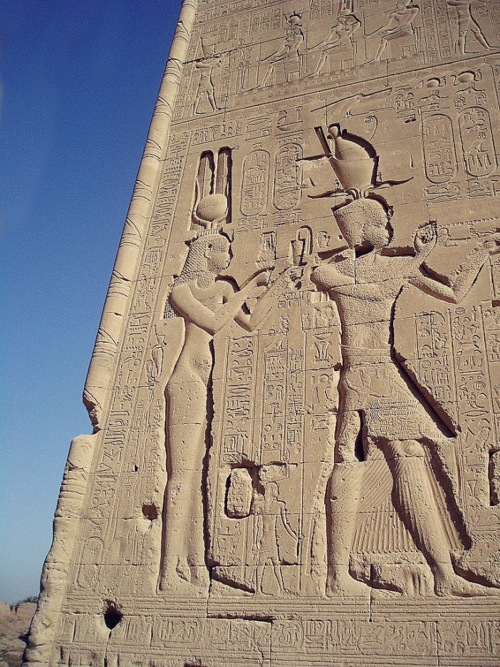 Wizerunki Kleopatry i Cezariona na ścianie świątyni w Denderze