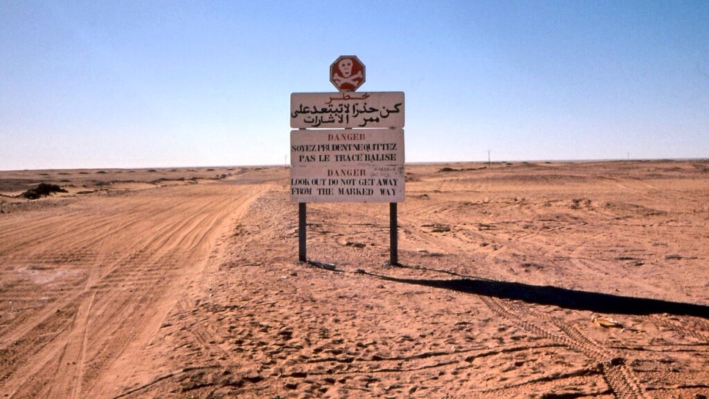 Początek drogi prowadzącej przez Tanizruft po stronie algierskiej. Znak ostrzega przed nie zbaczaniem z wyznaczonej trasy.