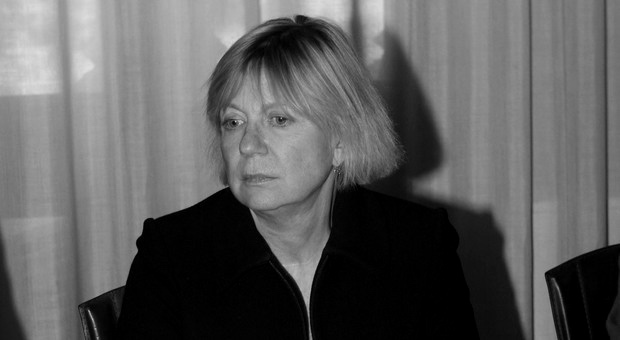 Komisarzem nadzorującym likwidację szkód i pomoc mieszkańcom miasta została Elisabetta Spitz, architektka, była "królowa nieruchomości", która przez 5 lat była szefową Agencji Mienia Państwowego, a kolejne 5, do grudnia 2018 roku, pracowała w publicznej spółce zajmującej się sprzedażą włoskich nieruchomości. Jej doświadczenie w samej Wenecji jest spore, bo w latach 1992–1999 piastowała stanowisko prezesa konsorcjum ds. ochrony obszarów zamieszkałych w Wenecji, a w latach 2009–2010 pracowała jako konsultantka organu zarządzającego portem w Wenecji. Obecnie w ramach pomocy każdy poszkodowany wenecjanin ma otrzymać od komitetu doraźną pomoc w wysokości 5 tys.euro, a każdy sklep – 20 tys. euro.