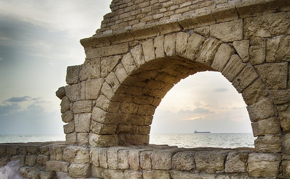 Aby dostarczyć mieszkańcom Cezarei wodę pitną, starożytni wybudowali kamienny akwedukt, który doprowadzał ją ze źródeł położonych kilkanaście kilometrów dalej na północ