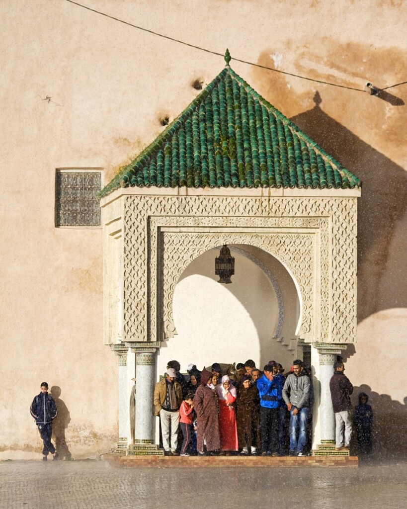 Ludzie chronią się przed deszczem w Meknes, fot. Dimitry B. / Flickr, CC BY 2.0