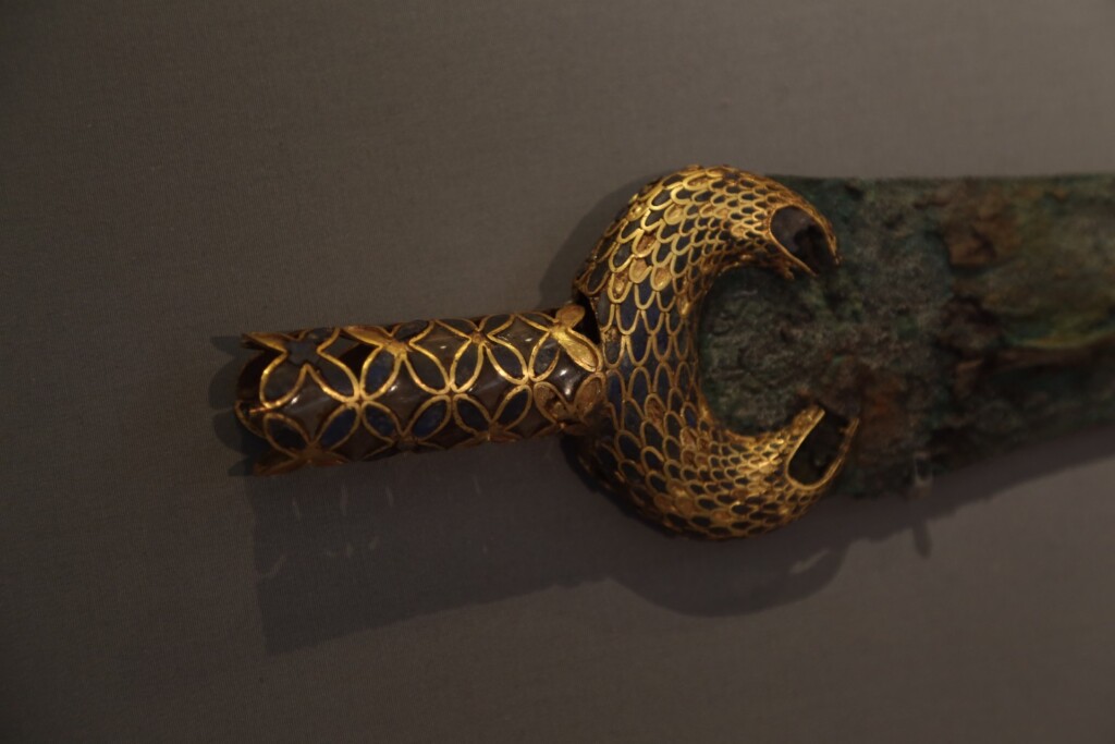 Fragment miecza z brązu z ozdobną rękojeścią, Muzeum Archeologiczne w Atenach