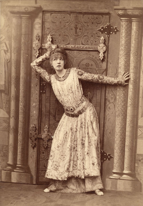 Sarah Bernhardt jako Teodora w inscenizacji sztuki Victoriena Sardou