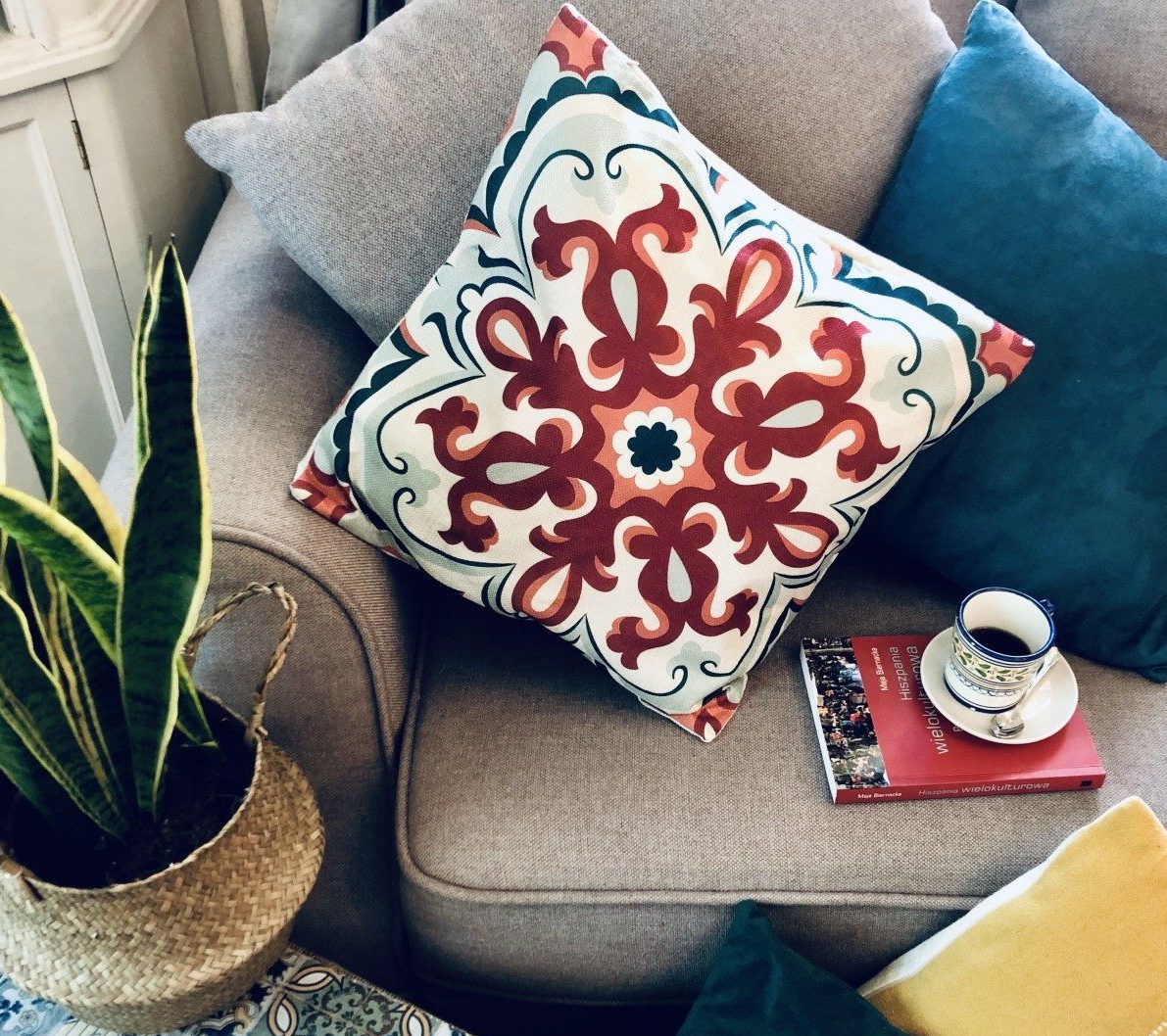 Jeśli drzemka, to tylko na pięknej poduszce. Oto nasza poszewka Kordoba, inspirowana andaluzyjską ceramiką. Kupisz ją tutaj!