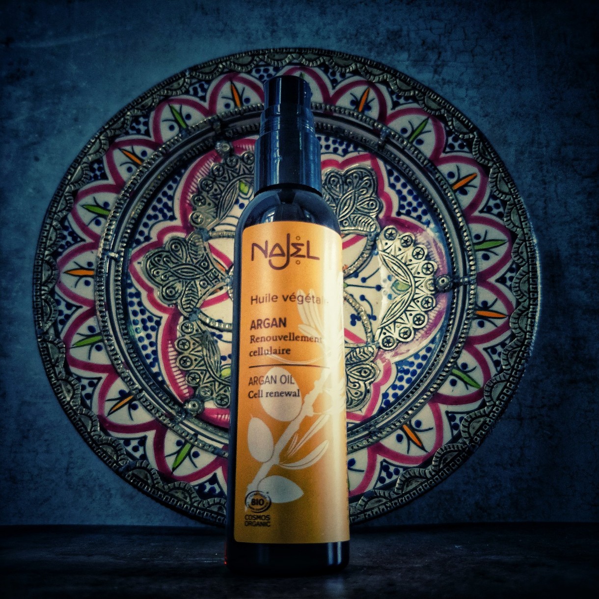 Drogocenny olej arganowy, nazywany złotem Berberów, otrzymywany jest z owoców drzewa arganowego, występującego w południowo-zachodniej części Maroka. Stanowi prawdziwy eliksir piękna dla skóry i zapewnia doskonałą pielęgnację włosom.