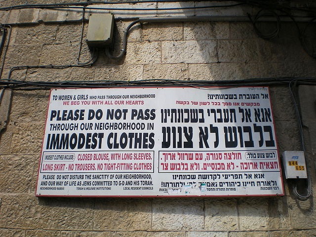 Wezwanie turystek do noszenia skromnego stroju w Me'a Sze'arim w Jerozolimie