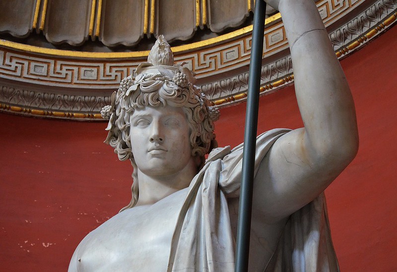W Muzeach Watykańskich oglądać można posąg Antinoosa, ukochanego cesarza Hadriana, który utopił się w wodach Nilu, przedstawionego jako Dionizosa-Ozyrysa. Trzyma on tyrs, a na głowie ma koronę z bluszczu. Fot. 