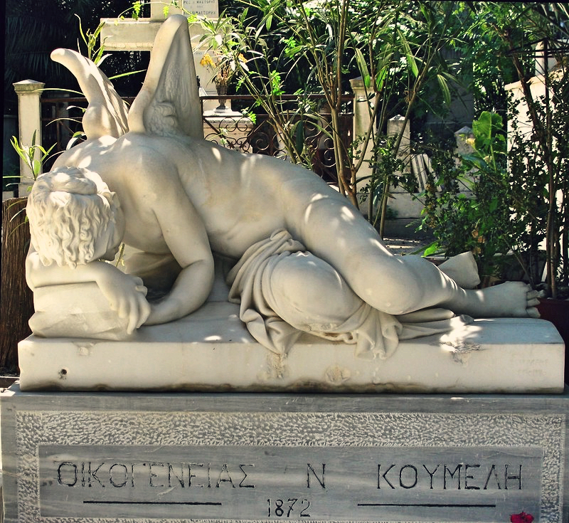 Anioły opłakujące zmarłych są na cmentarzu wszechobecne. Na zdjęciu: grób N. Koumelisa (1872)
