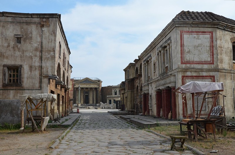 Rzymska ulica, odwrotnie od tych filmowych dekoracji, buzowała życiem – i słowem. Na zdjęciu: studio filmowe Cinecittà, fot. Carole Raddato / Flickr, CC BY-SA 2.0