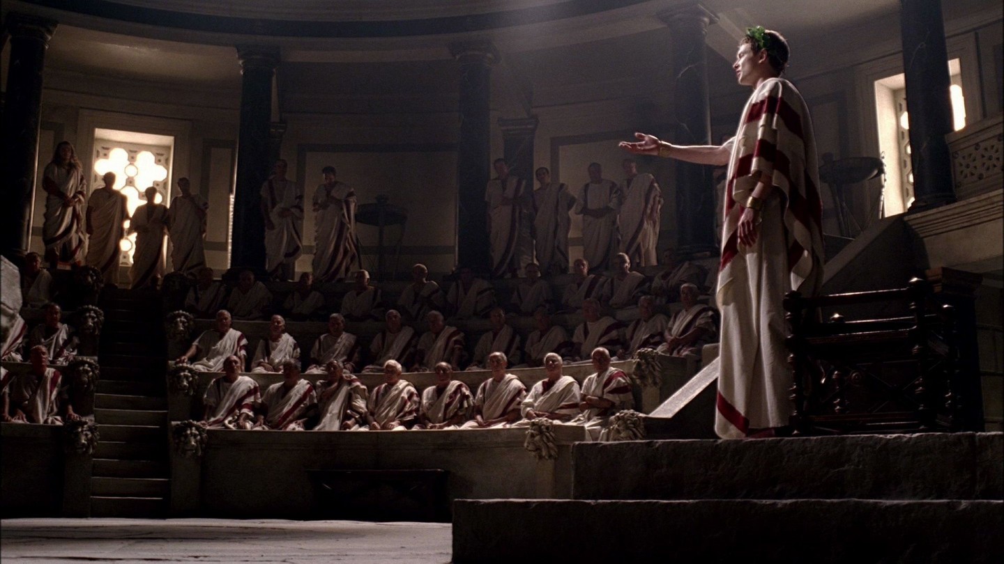 Warto pamiętać, że Rzymianie to nie tylko pomniki, ale ludzie, którzy ze sobą rozmawiali – i to nie tylko w senacie, ale w domu czy na ulicy. Na zdjęciu: kadr z serialu Rzym HBO: Oktawian August przemawiający w senacie