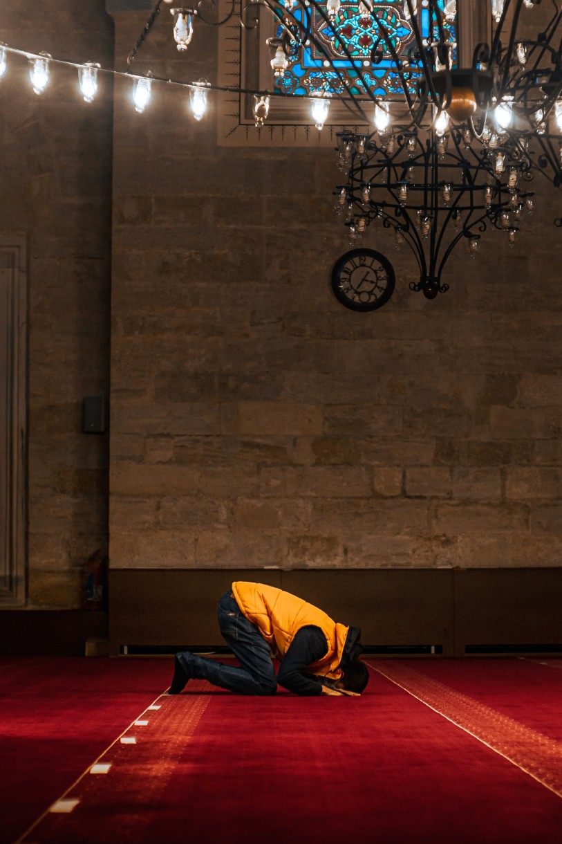 Mężczyzna w czasie modlitwy, Stambuł, Turcja, fot. Imad Alassiry / Unsplash
