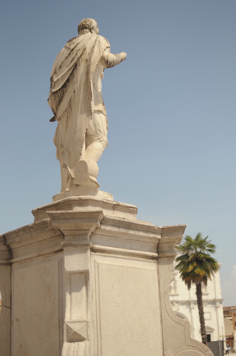 Jeden z posągów przy Piazza Grande, fot. O. Więzowska