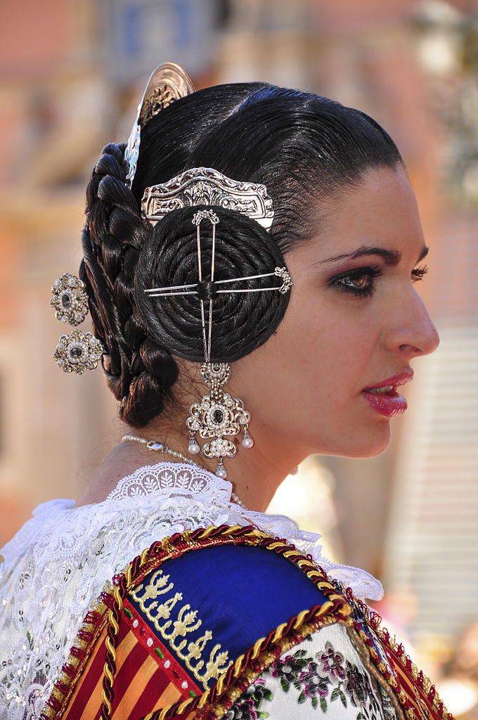 Inauguracja Fallas ma miejsce w ostatnią niedzielę lutego podczas cemenonii zwanej La Crida. Wśród młodych mieszkanek Walencji wybiera się wówczas królową fiesty