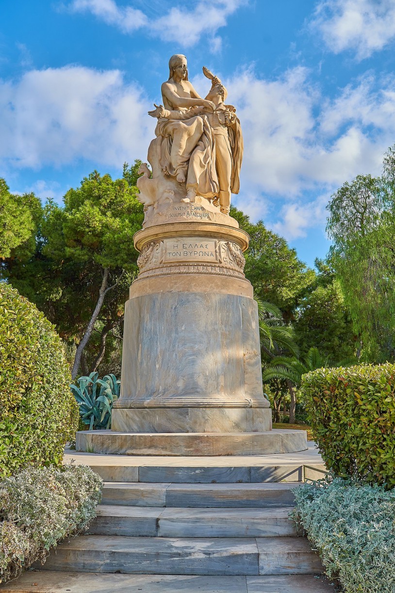 Ateński pomnik ukazujący personifikację Grecji koronującej lorda Byrona, fot. George E. Koronaios / Wikimedia