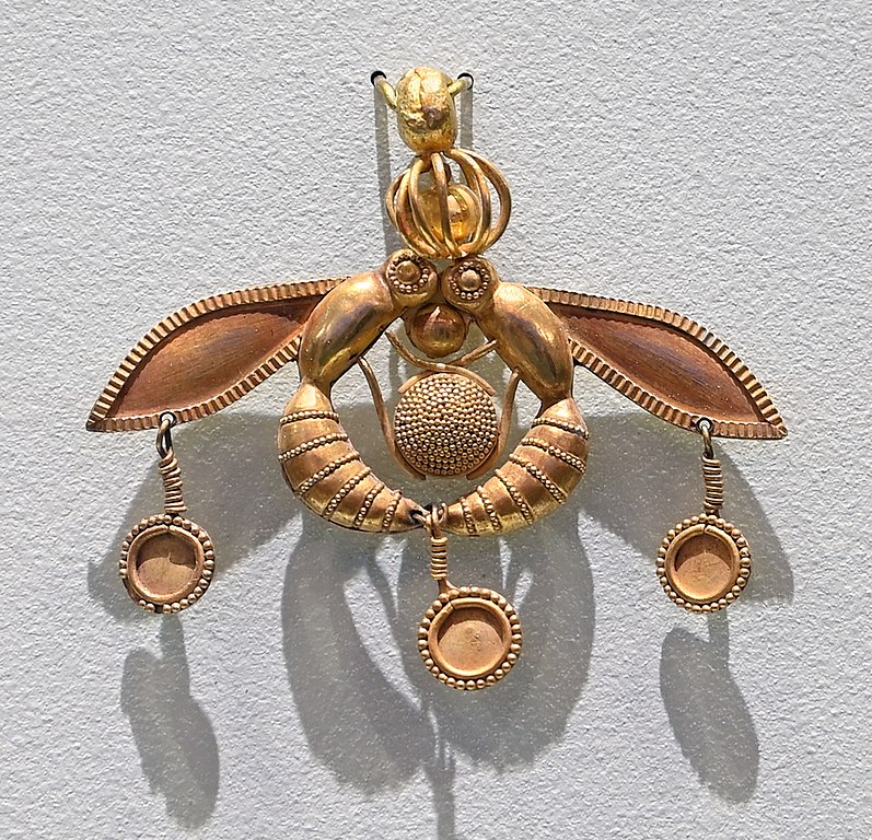 Słynny minojski naszyjnik z pszczołami odkryty w ruinach pałacu króllewskiego w Malii, XVIII w. p.n.e. (Muzeum Archeologiczne w Heraklionie)