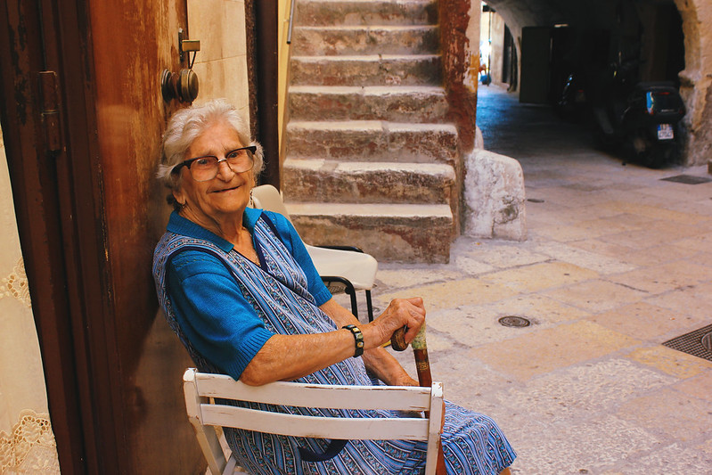 Przedstawicielka starszego pokolenia mieszkańców Albanii, fot. Carlotta Roma / Flickr, CC BY 2.0