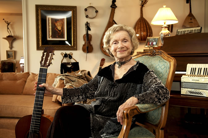 Flory Jagoda (1923–2021) ocalała z Holocaustu; po II wojnie światowej pojechała do USA. Stała się wielką gwiazdą piosenki, popularyzowała kulturę sefardyjską, którą – jak opowiadała w wywiadach – nauczyła ją kochać jej babcia