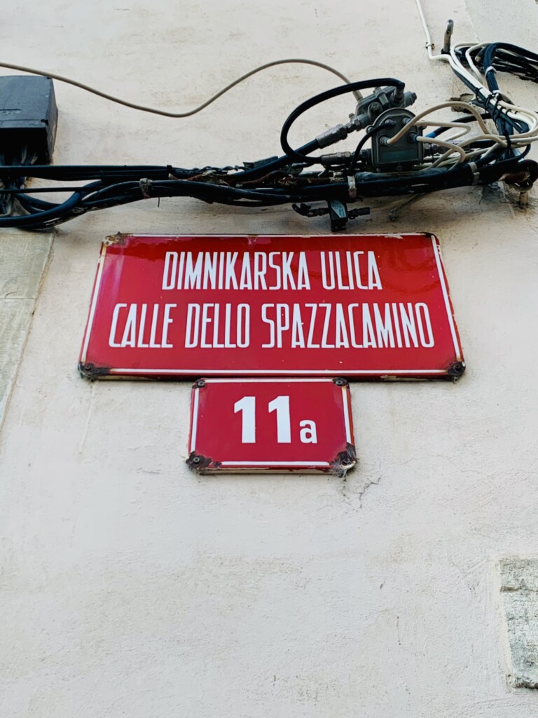 Dwujęzyczne tabliczki z nazwami ulic w Koprze (Istria)
