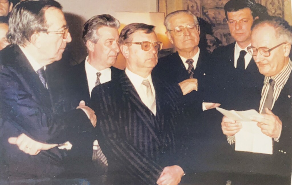 Zygmunt Kubiak podczas odbierania nagrody Premio Canaletto, stoją m.in. premier Włoch, Giulio Andreotti, minister kultury, Aleksander Krawczuk i dyrektor Muzeum Narodowego, Aleksander Gieysztor, 1989.