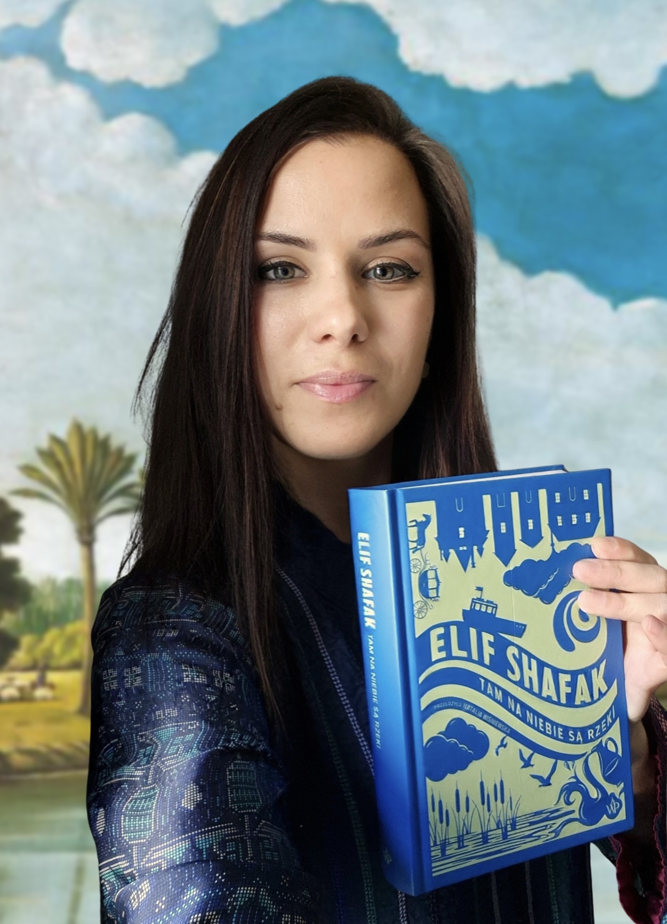 Tam na niebie są rzeki Elif Shafak. Opowieść o pamięci wody i tragedii zapomnianej społeczności