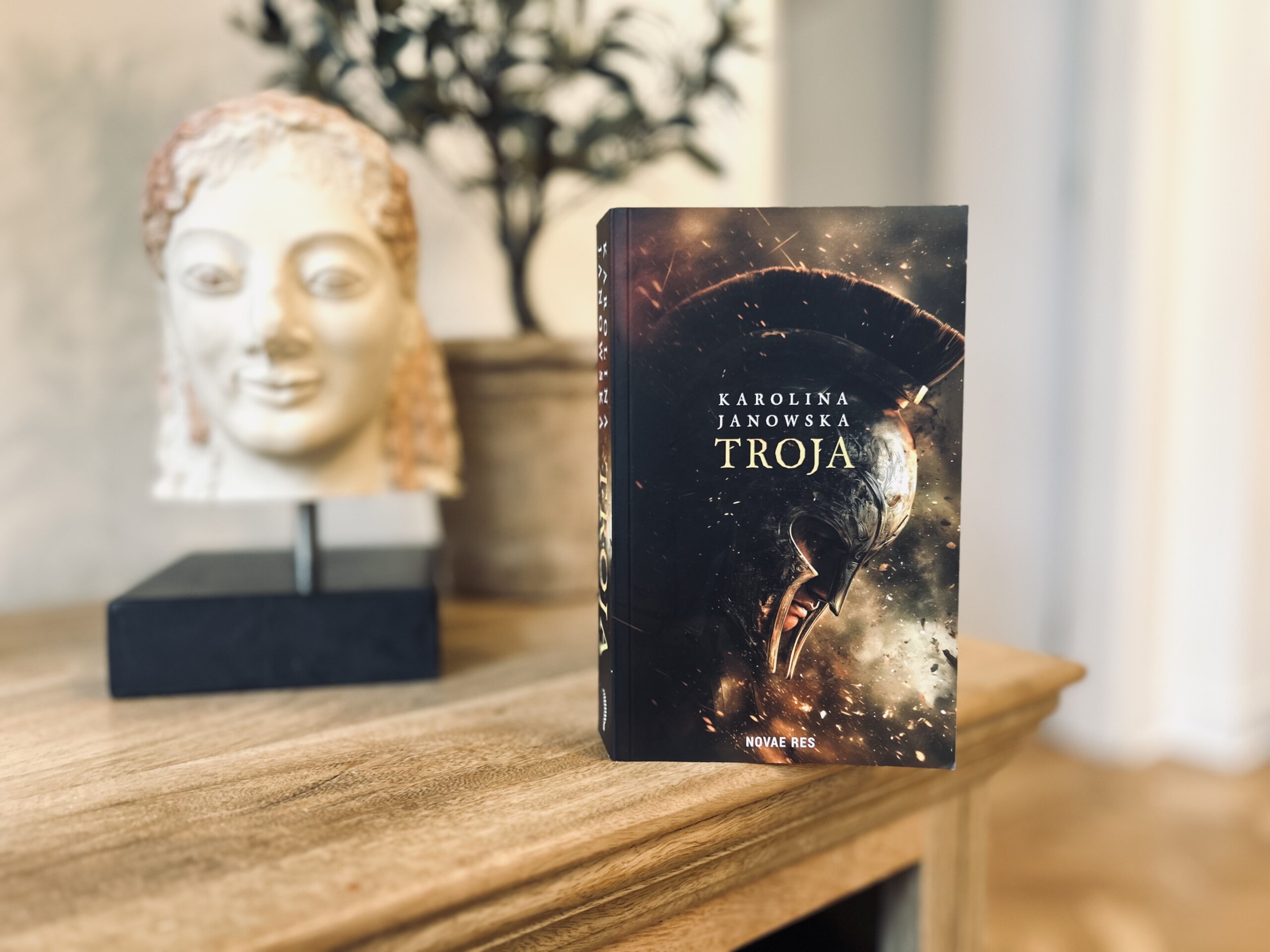 Wojna trojańska bez bogów. Karolina Janowska o Achillesie, „Iliadzie” i pisaniu powieści historycznej