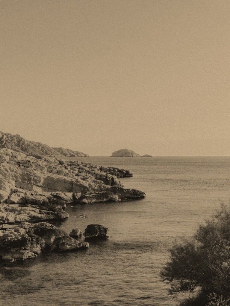 Kawafis pokazuje, że życie staje się pełne, gdy człowiek potrafi przyjąć przemijanie i ulotność, gdy widzi sens w drodze, a nie w samym celu