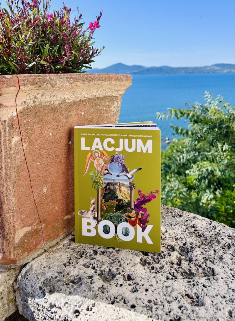 Lacjumbook na tle jeziora Bracciano