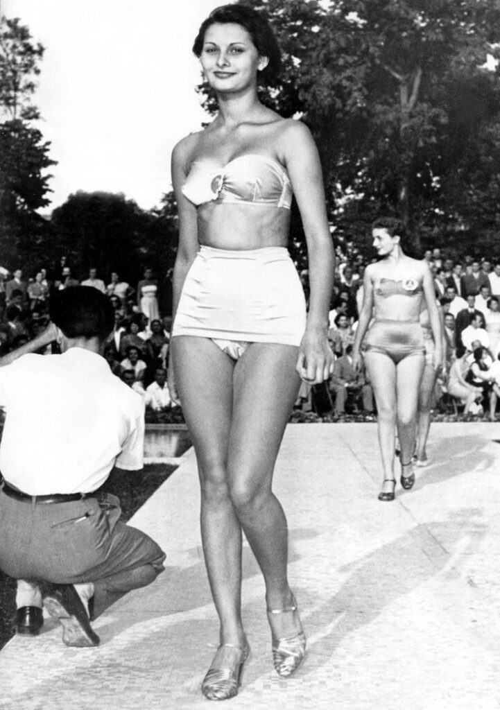 Piętnastoletnia Sophia Loren w bikini podczas konkursu piękności w Neapolu